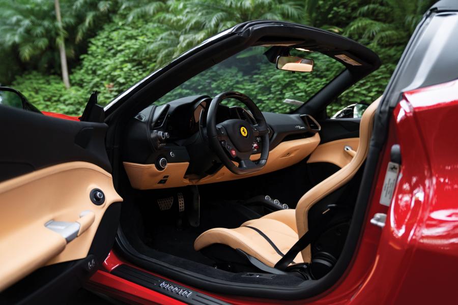 Интерьер Ferrari 488 Spider The Magnum PI (226129) 2017 года  (фото 15 из 33)